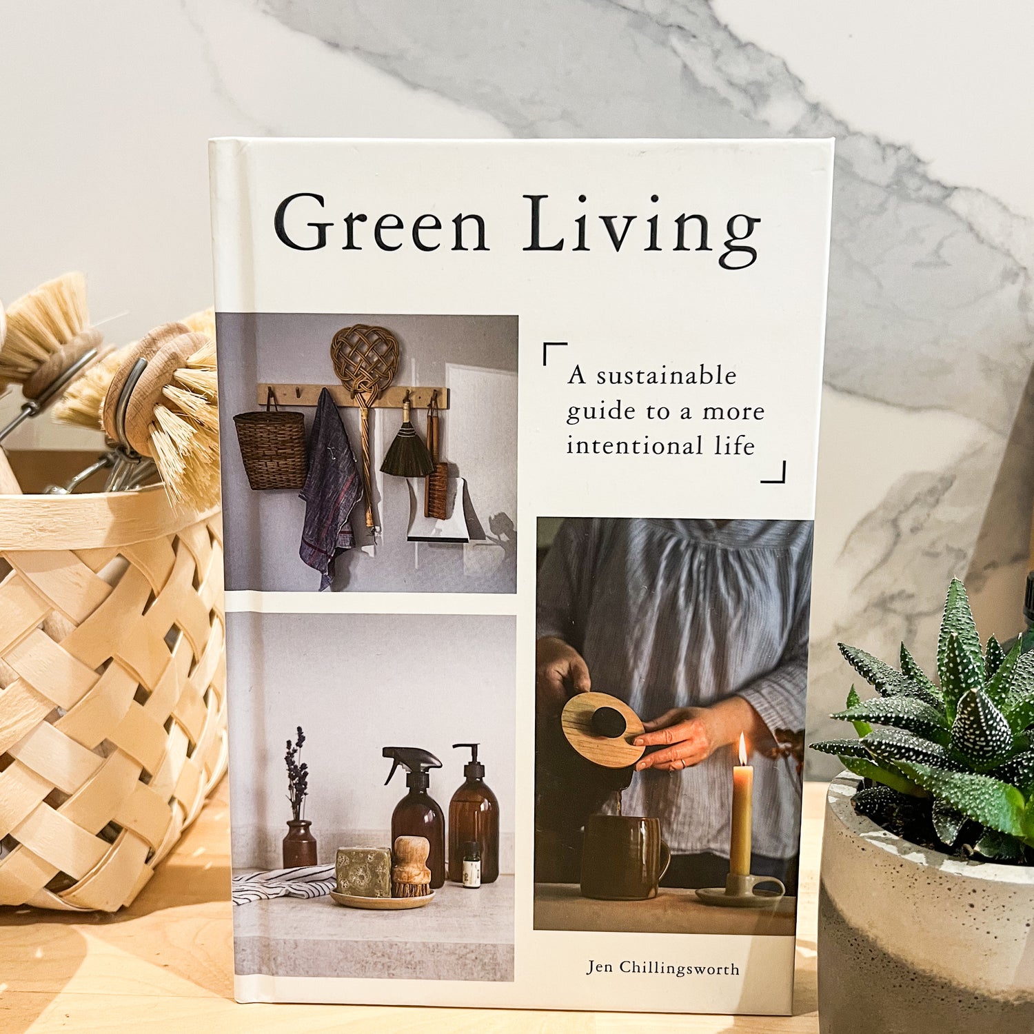Green Living: A Sustainable Guide to a More Intentional Life (Hardback) By Jen Chillingsworth