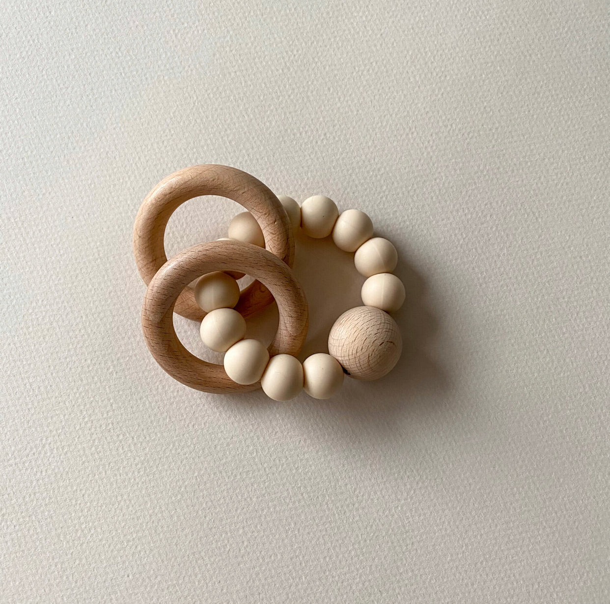 Theo Teether & Rattle In Creme